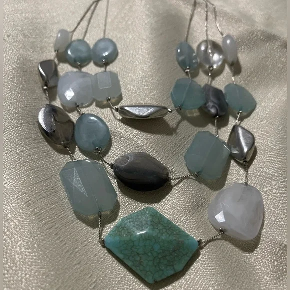 New York & company 3 strand turquoise blue white necklace with matching earrings - Picture 6 of 9